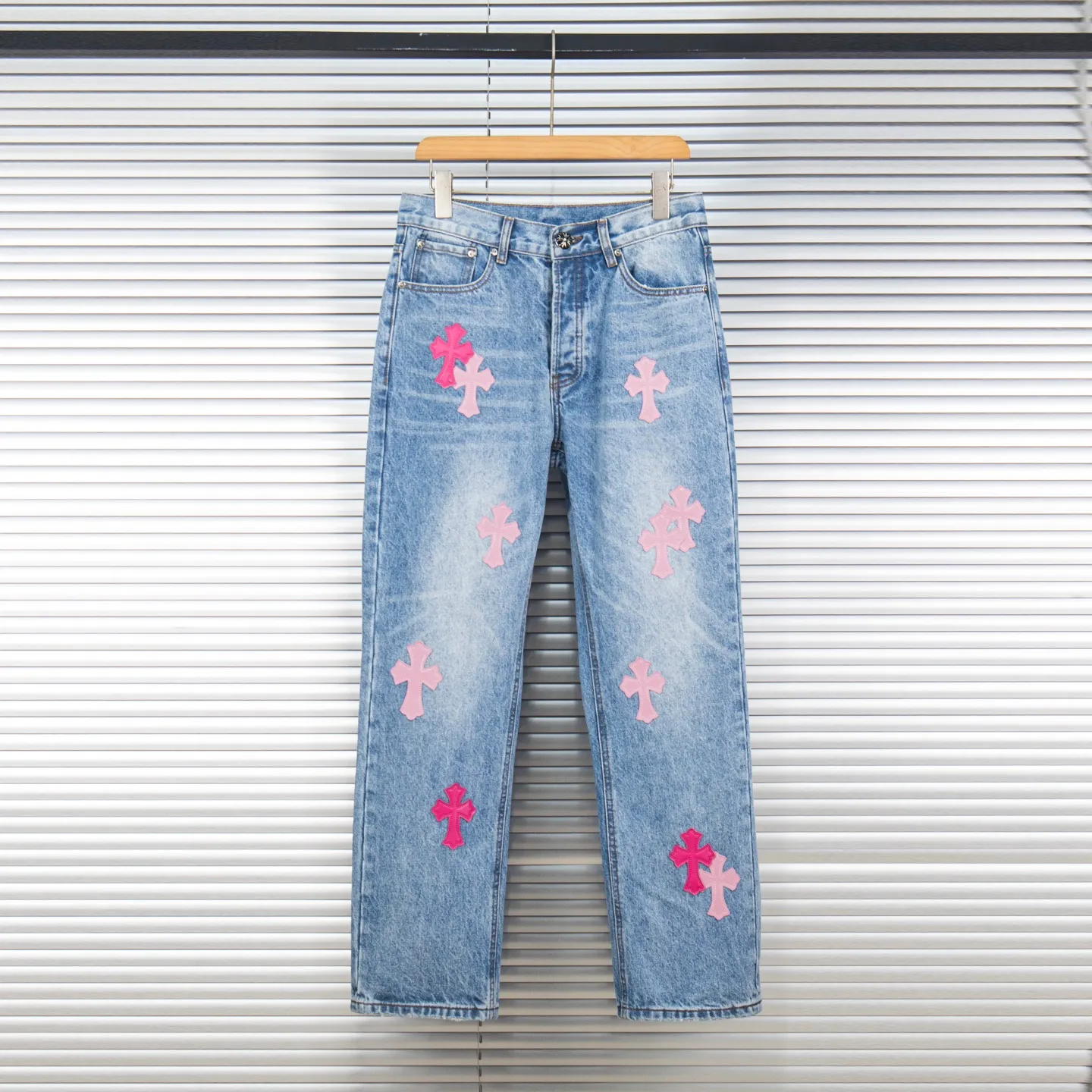 P260 (Higher version, evergreen version) Chrome Hearts 25FW CH blue trousers pink leather cross bamboo jeans. They adopt patchwork elements, mostly in the shape of a cross, with glitter on the leather surface. Unique design, simple and elegant details, exquisite workmanship, neat lines of the entire trousers, and perfect details! It’s also so cool that both men and women can easily control it. It’s a gender-neutral trendy up version. Style number: 1728 Color: blue pants and pink leather Size: 28 30 32 34 36